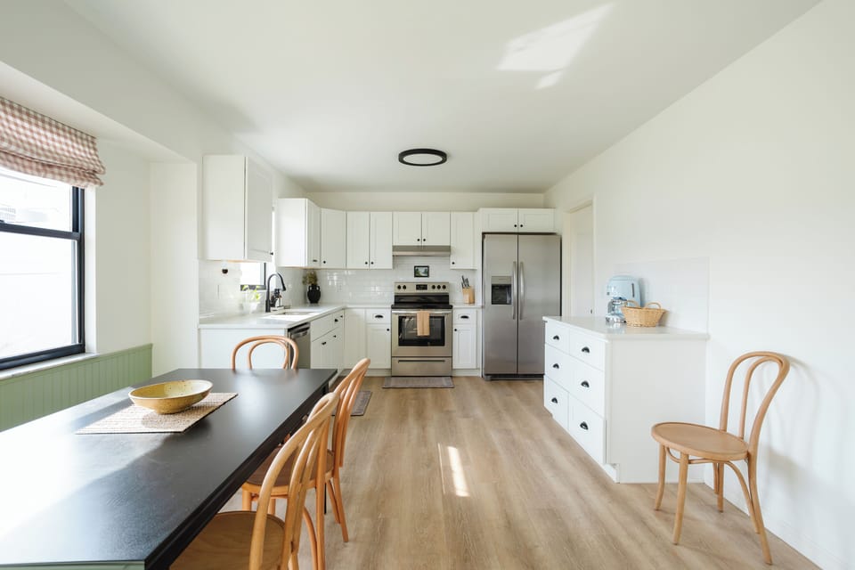 Recently remodeled kitchen, kitchen table sits 6 (or 8 people when extended)