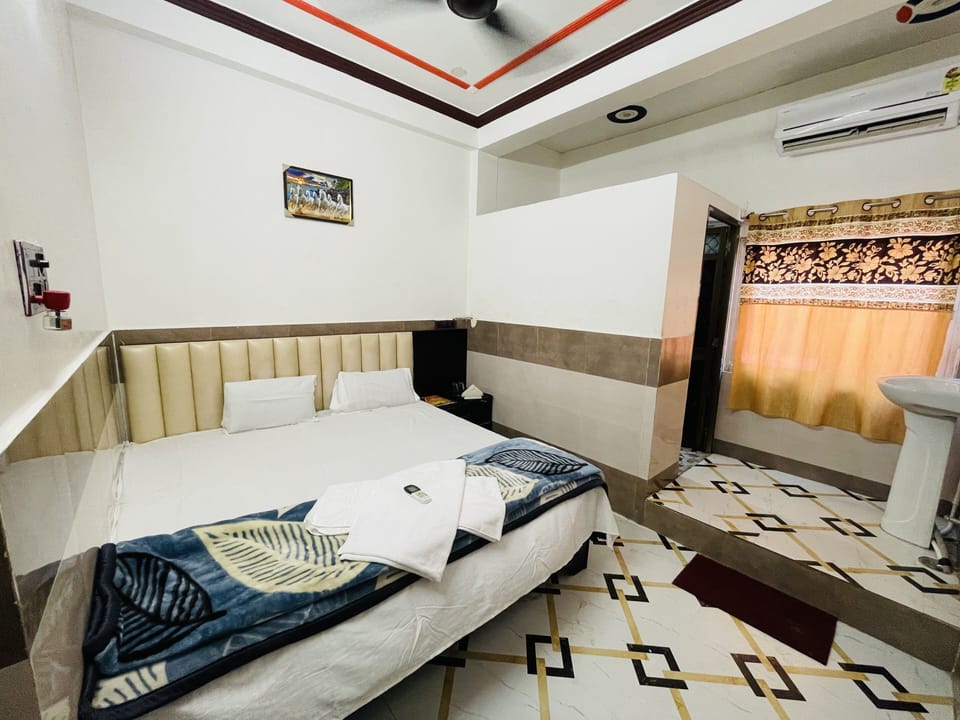 Premium bedding, down comforters, memory foam beds, desk