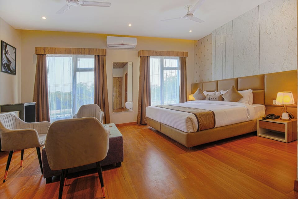 Family Room, 1 King Bed, City View | Living area | 32-inch LED TV with satellite channels