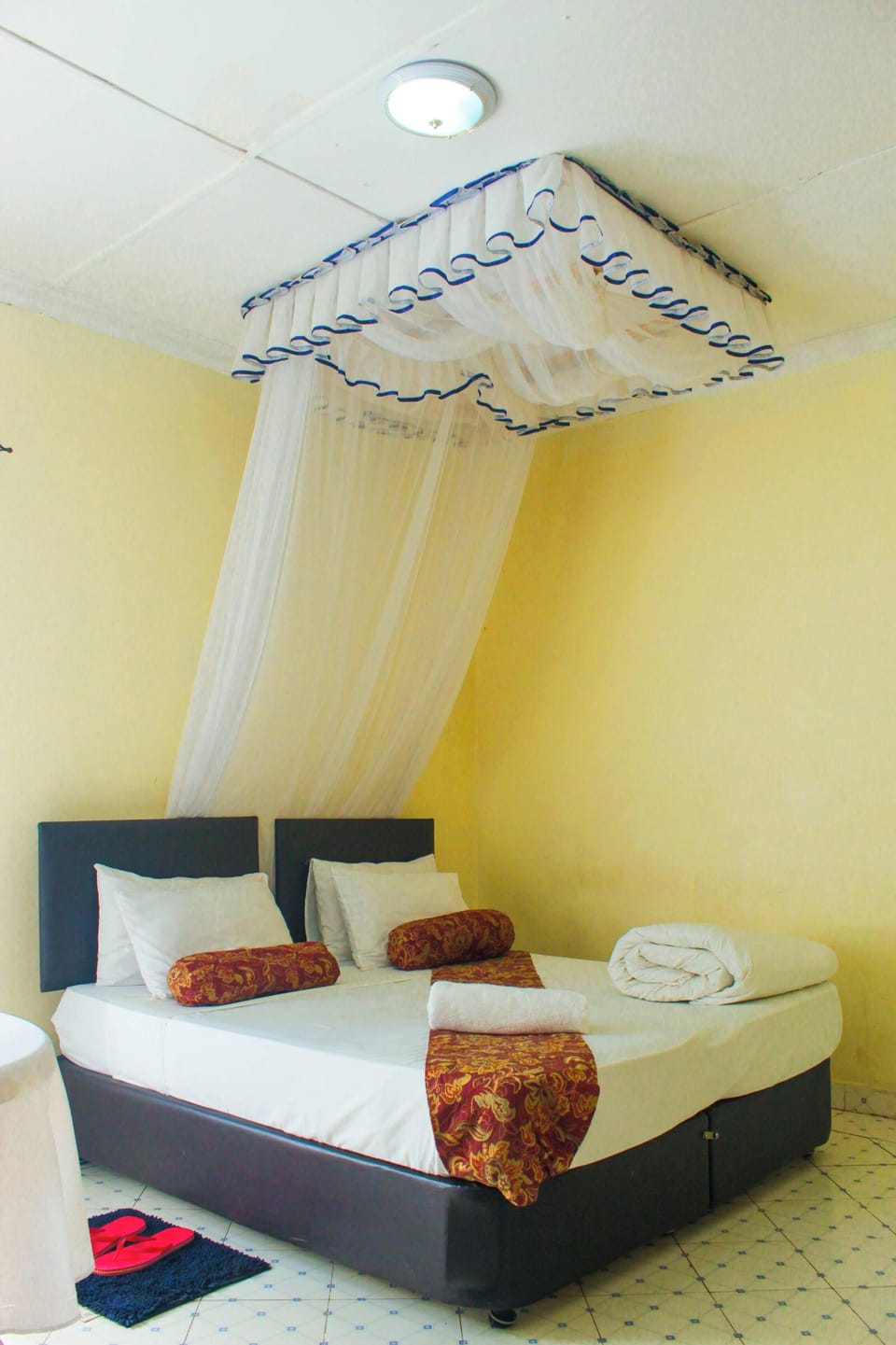 Deluxe Double Room, Garden View | In-room dining