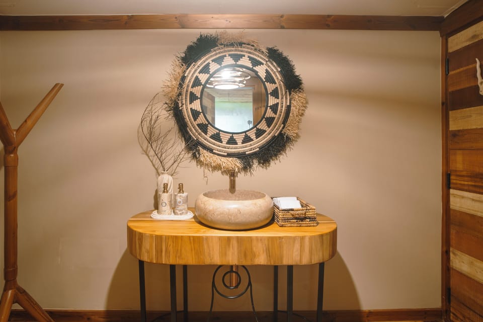 Suite 3 Half Tail | Bathroom | Shower, rainfall showerhead, free toiletries, slippers