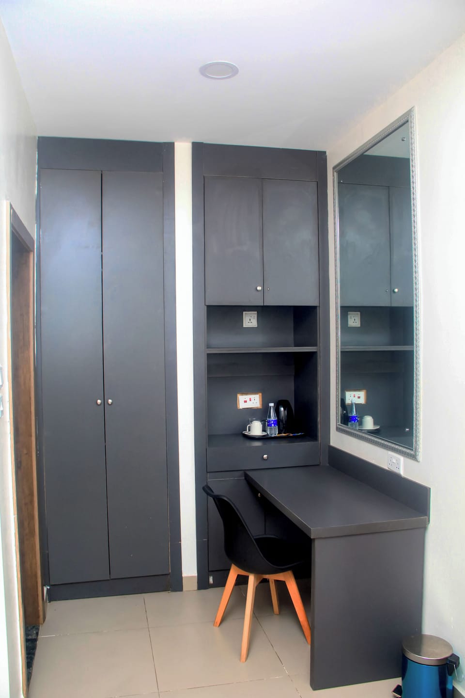 Executive Suite | Living area | 50-inch Smart TV with satellite channels