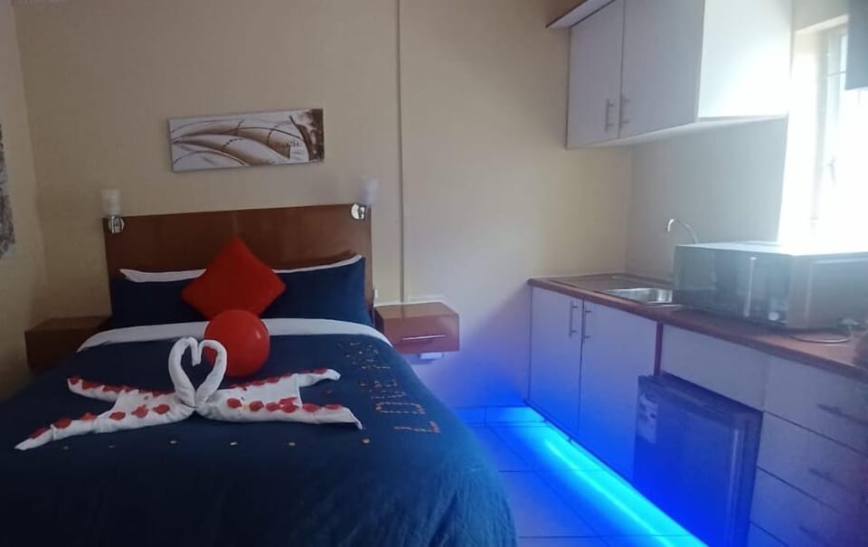 Studio, Non Smoking | Laptop workspace, iron/ironing board, free WiFi