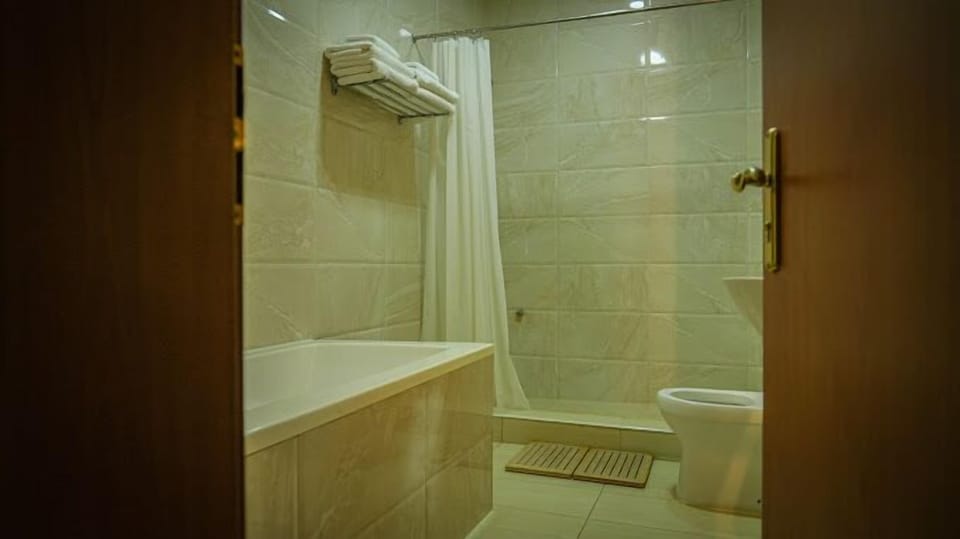 Deluxe Room, Balcony, City View | Bathroom | Free toiletries, towels, soap, shampoo