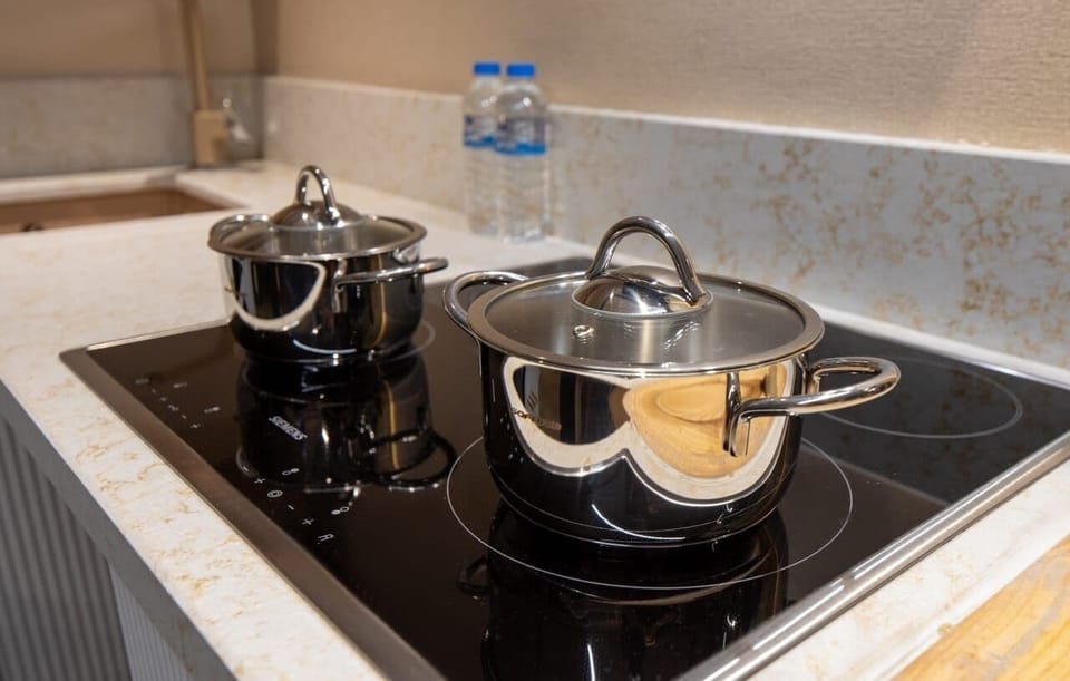 Junior Suite | Private kitchen | Mini-fridge, stovetop, coffee/tea maker, electric kettle
