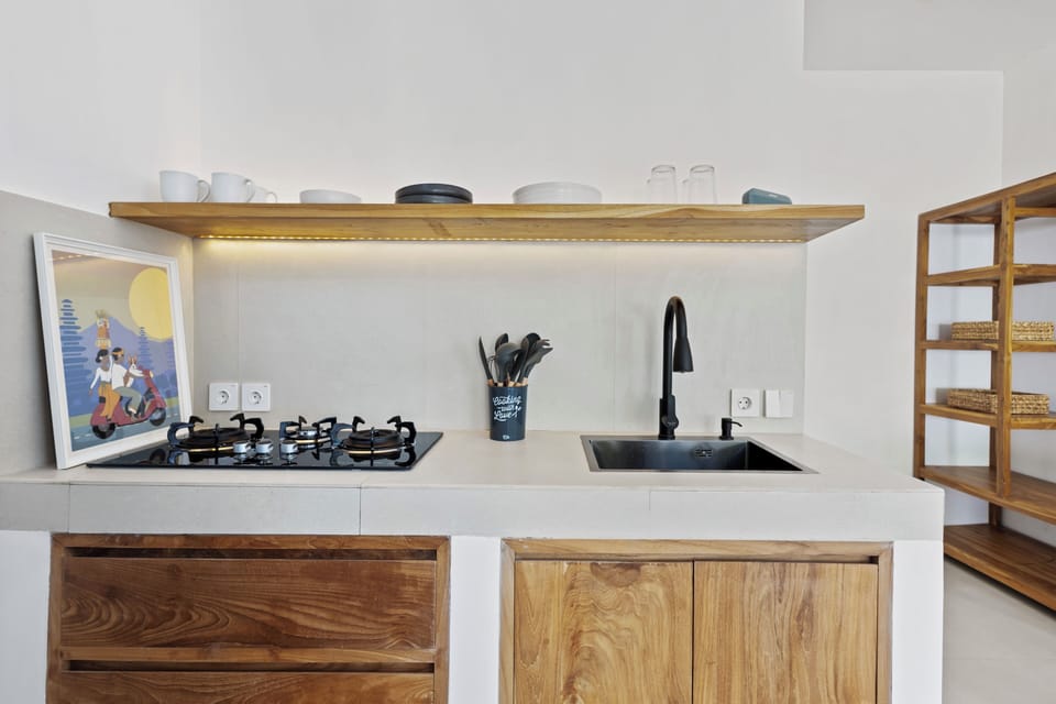 Full-size fridge, stovetop, cookware/dishes/utensils, dining tables