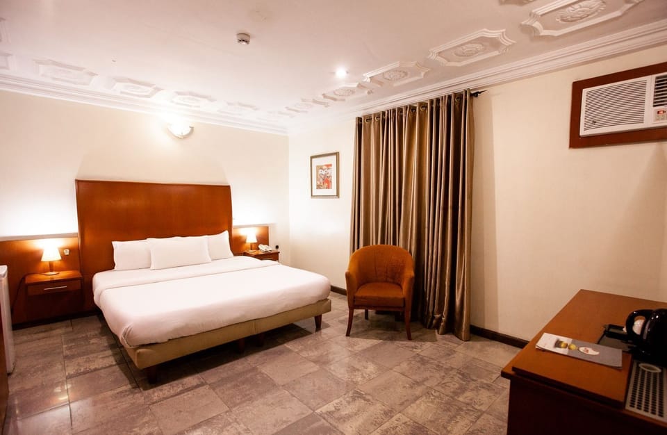 Royal Suite | Desk, laptop workspace, free WiFi