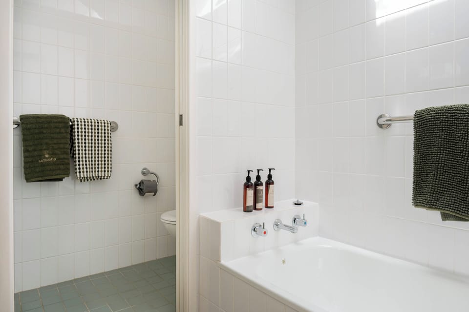 Ensuite Bath 02