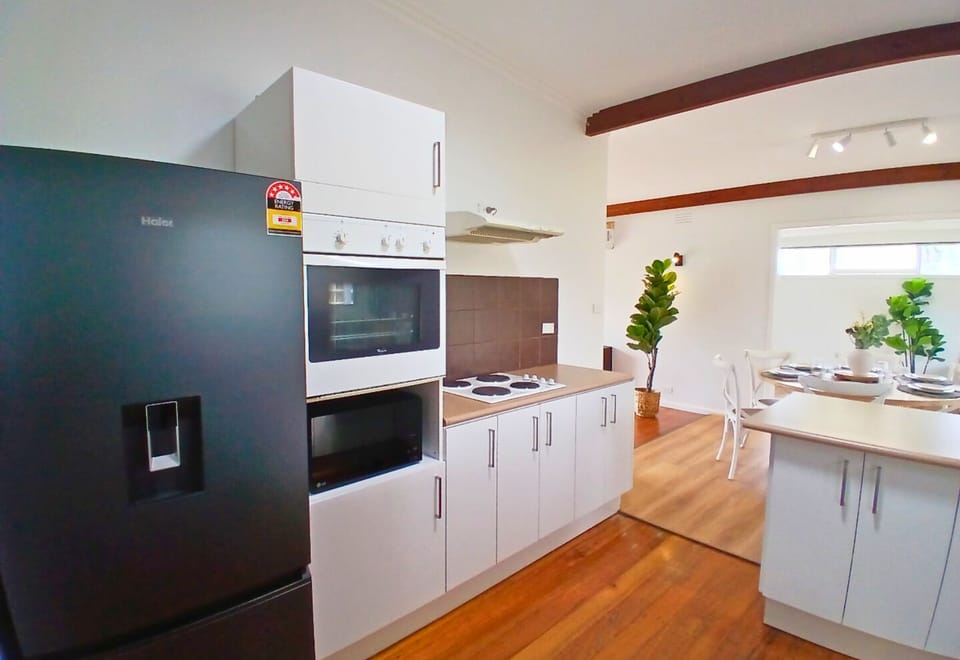 Full-size fridge, microwave, oven, stovetop