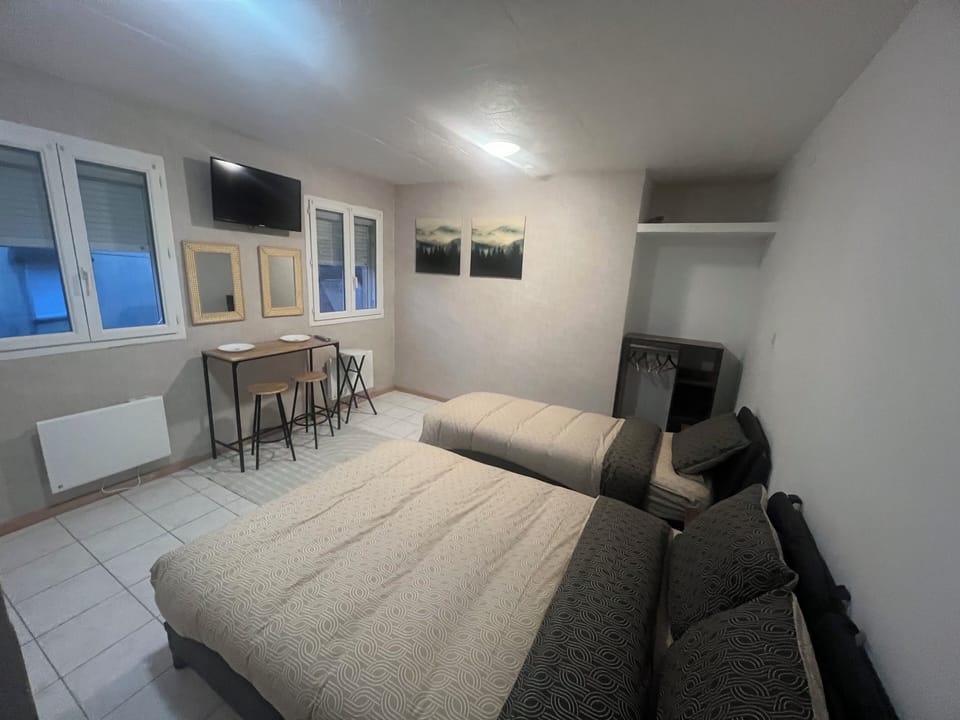 Classic Triple Room | Blackout drapes, free WiFi, bed sheets