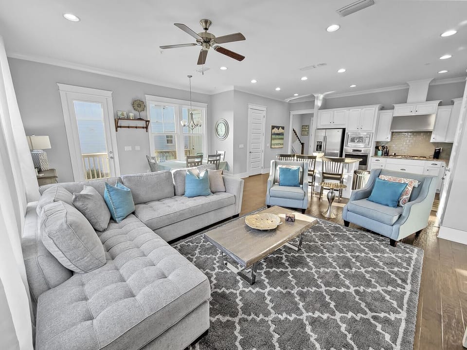 Large Living Room for Hosting the Whole Family!