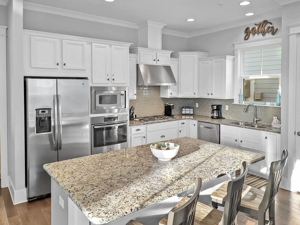 Breakfast Bar with Seating for 3
