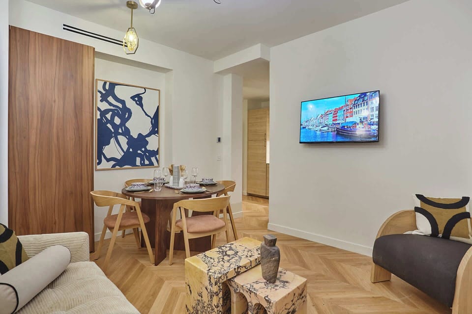 salon avec television et table pour diner