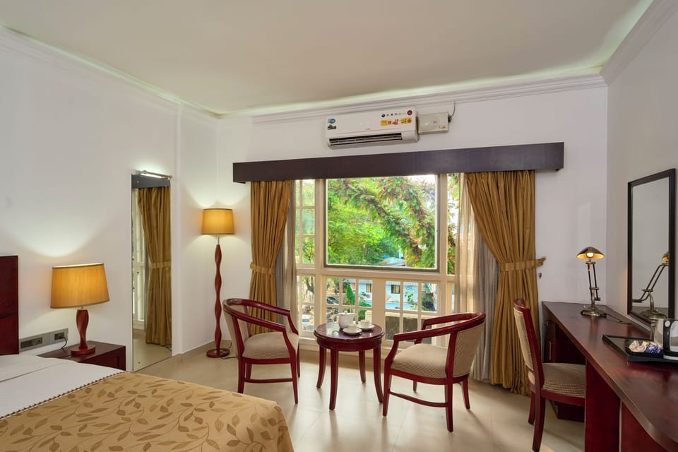 Deluxe Double Room, 1 Bedroom, Air conditioning, Bay View | In-room dining
