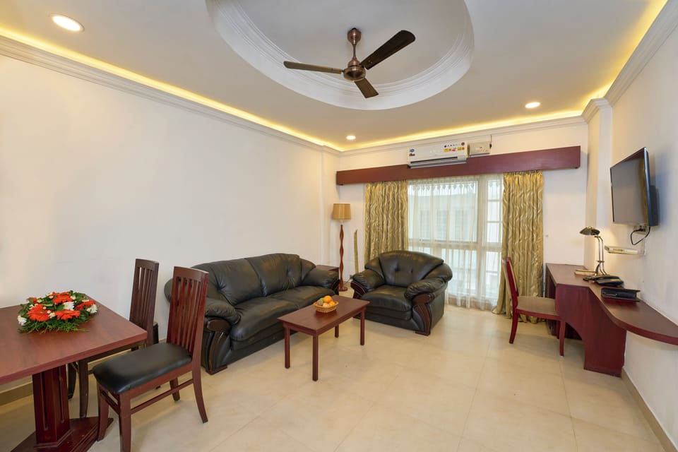 Deluxe Double Room, 1 Bedroom, Air conditioning, Bay View | In-room safe, individually furnished, desk, laptop workspace