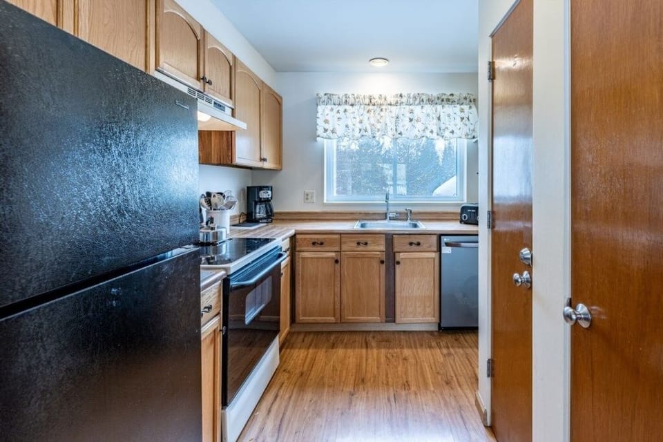 Condo, 4 Bedrooms | Private kitchen | Fridge, oven, coffee/tea maker, electric kettle