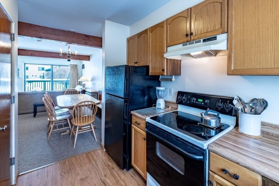 Condo, 4 Bedrooms | Private kitchen | Fridge, oven, coffee/tea maker, electric kettle
