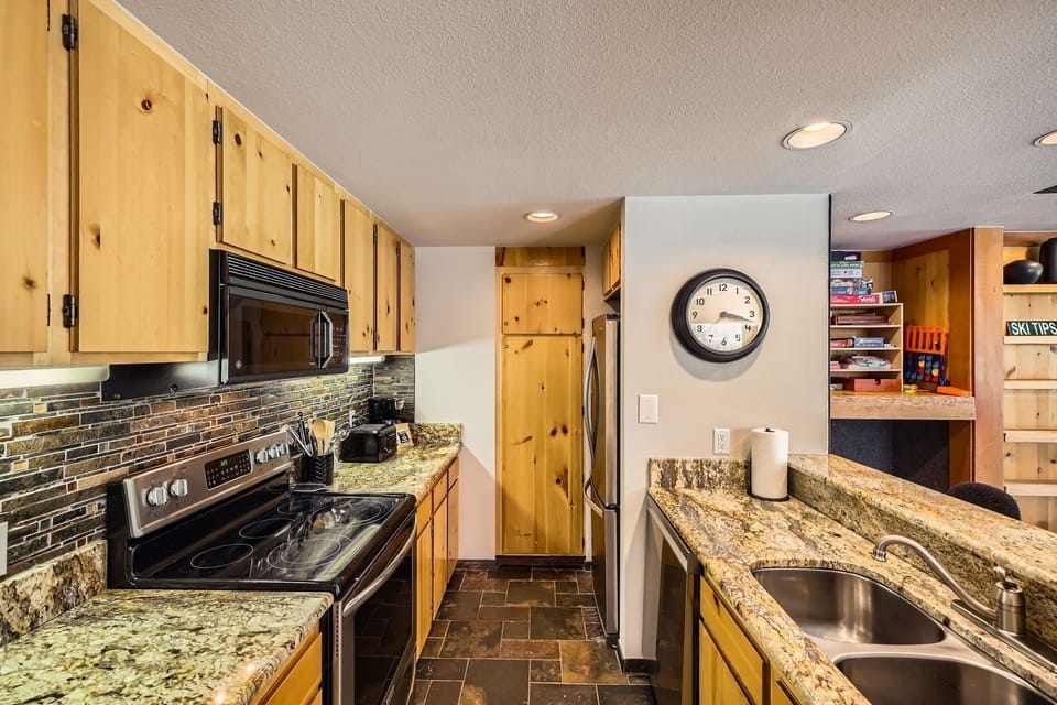 Condo, 4 Bedrooms | Private kitchen | Coffee/tea maker, fridge, oven, toaster