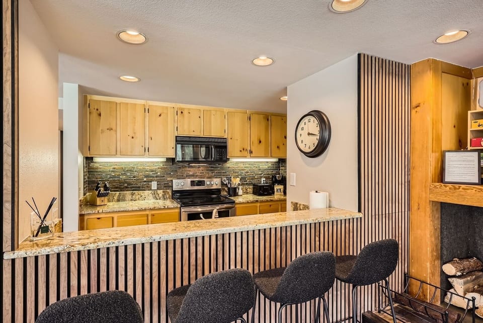 Condo, 4 Bedrooms | Private kitchen | Coffee/tea maker, fridge, oven, toaster