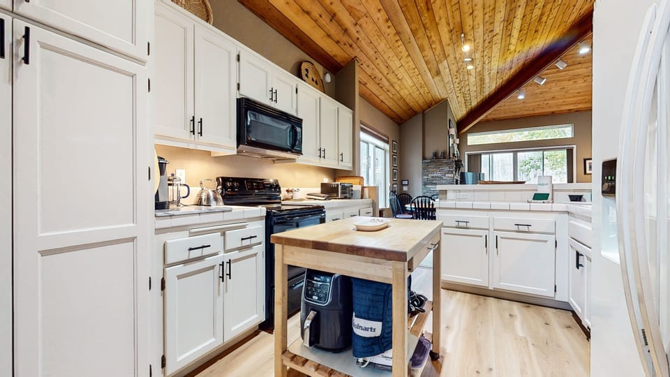 Condo, 3 Bedrooms | Private kitchen | Fridge, oven, coffee/tea maker, toaster