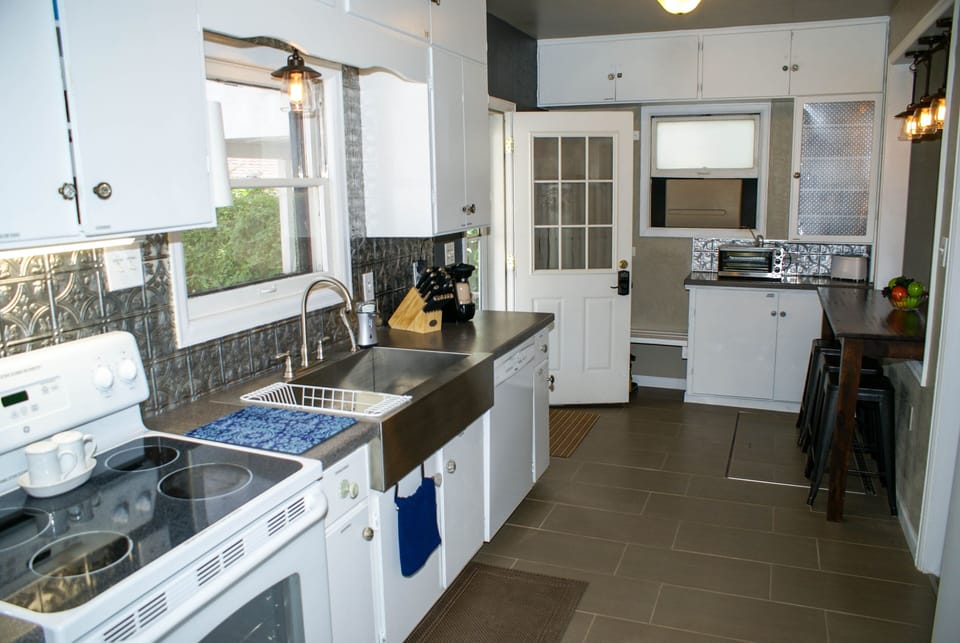 House, 2 Bedrooms | Private kitchen | Fridge, oven, coffee/tea maker, toaster