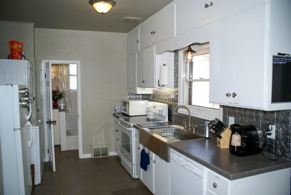 House, 2 Bedrooms | Private kitchen | Fridge, oven, coffee/tea maker, toaster