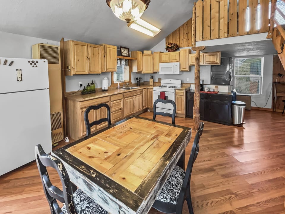 Cabin, 1 Bedroom | Dining