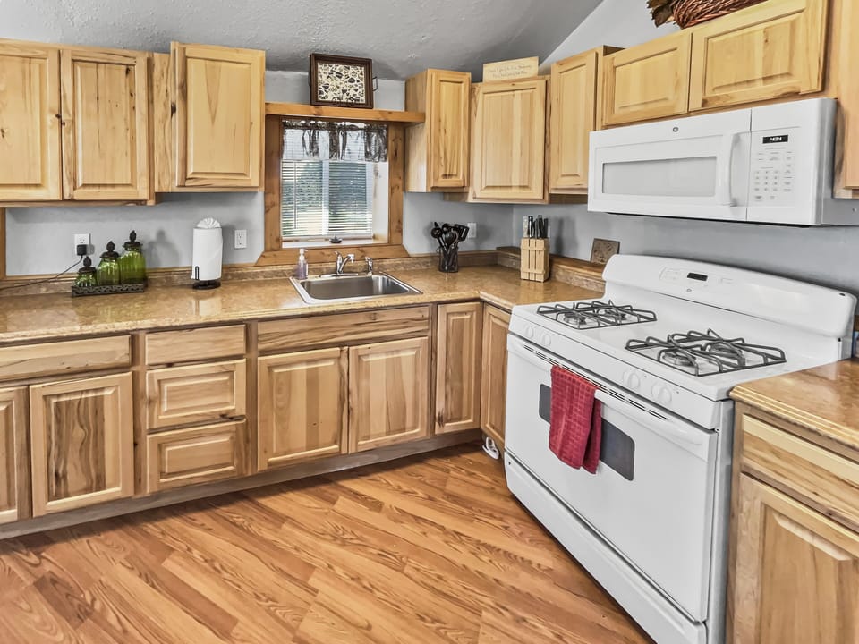 Cabin, 1 Bedroom | Private kitchen | Coffee/tea maker, fridge, oven, toaster