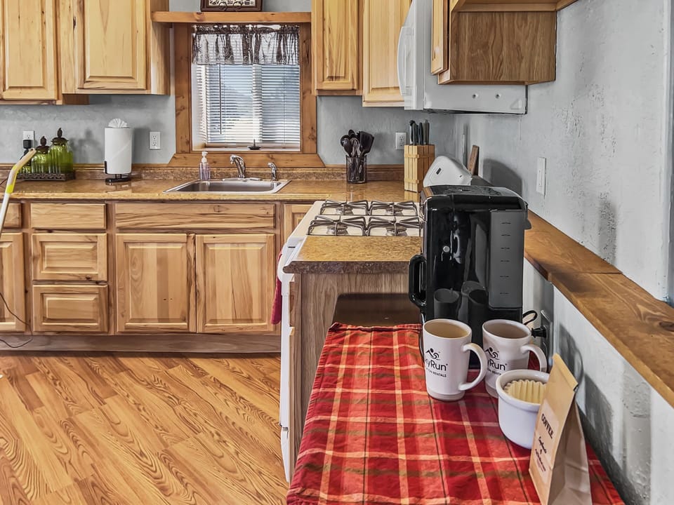 Cabin, 1 Bedroom | Private kitchen | Coffee/tea maker, fridge, oven, toaster