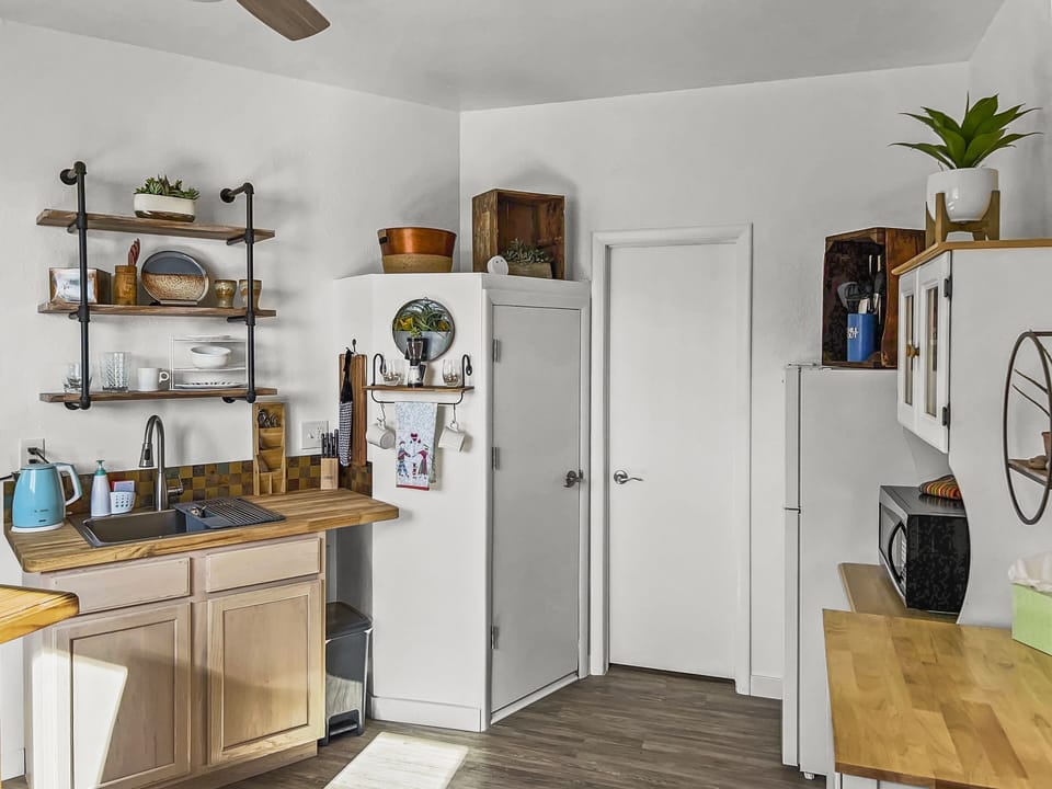 Studio | Private kitchen | Fridge, coffee/tea maker, toaster