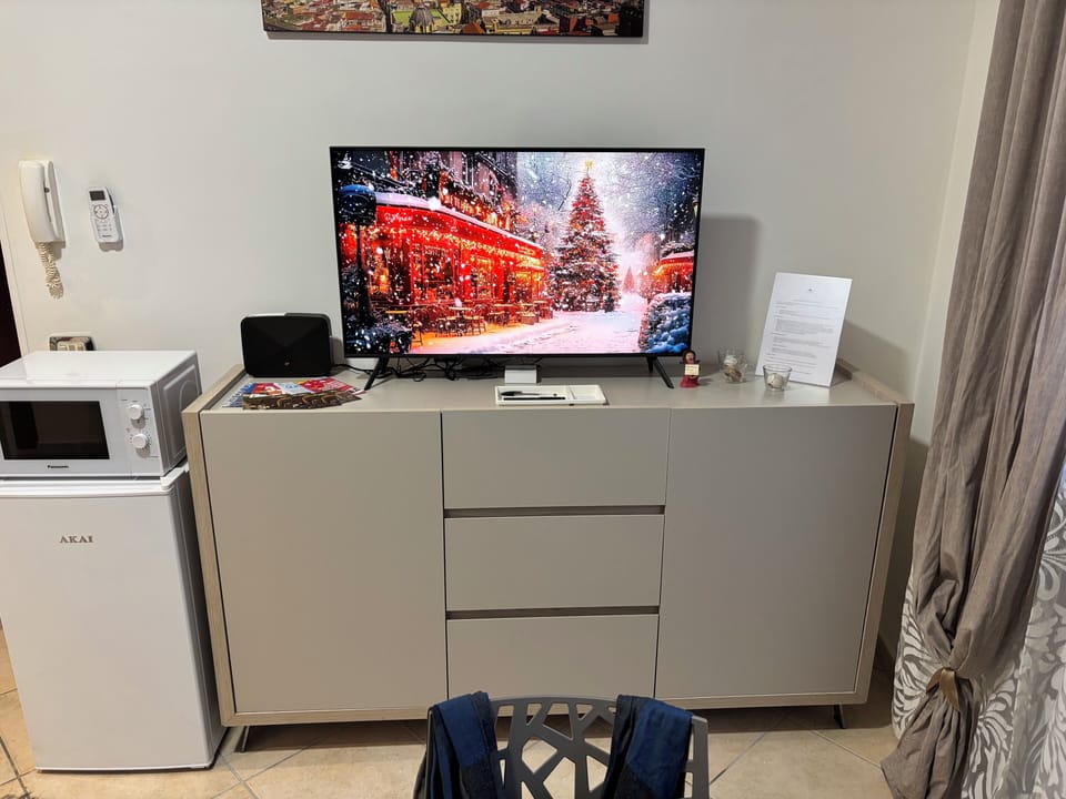 Madia, smart tv, WiFi, Fornetto micro onde