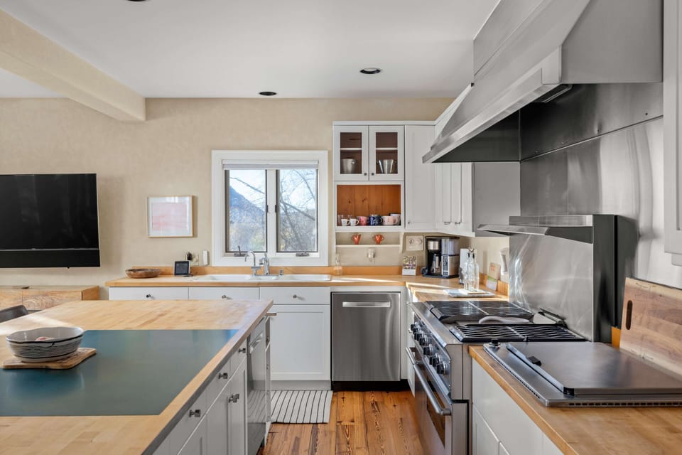 Kitchen - Six burner stove with griddle - perfect for family meals