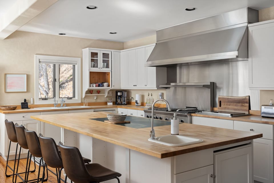 Kitchen - Huge chef's kitchen with eat-in bar seating for 4