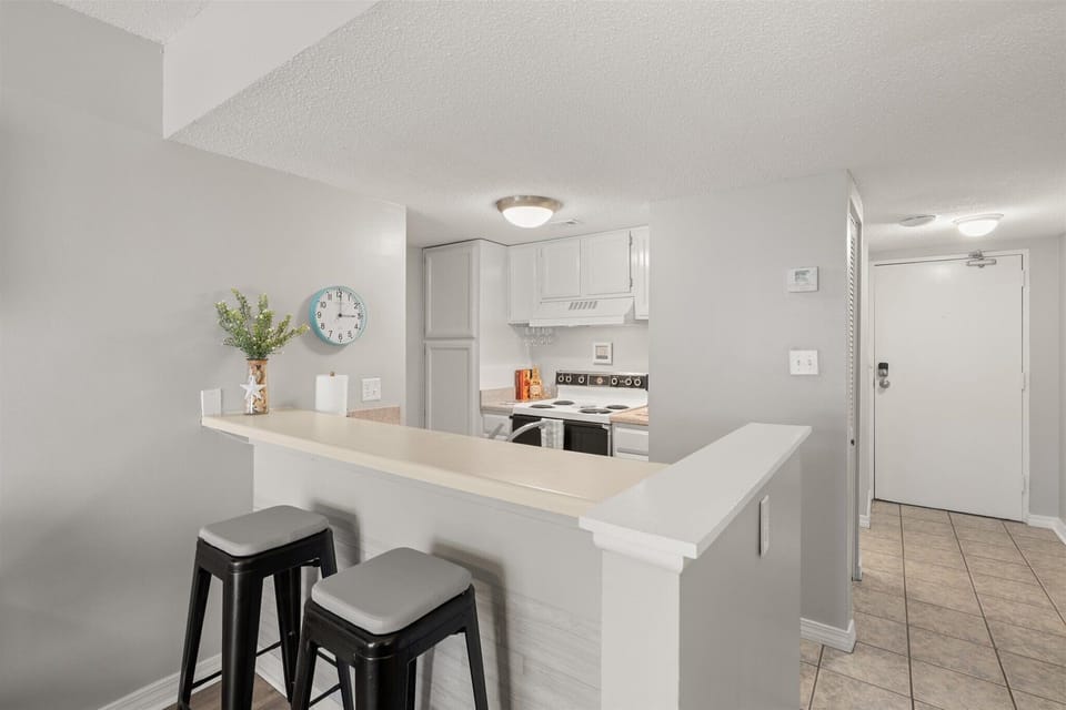 Eat-in kitchen bar seating