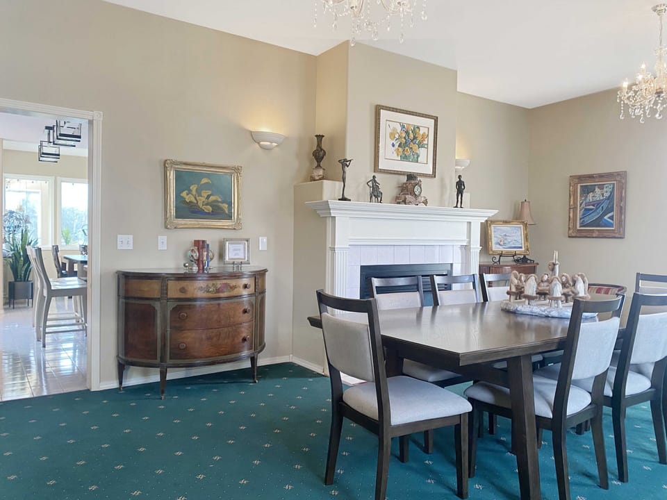 Fireplace-lit dinners in a refined setting – perfect for intimate nights in.