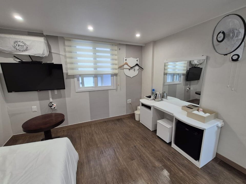 Deluxe Single Room | Free WiFi, bed sheets