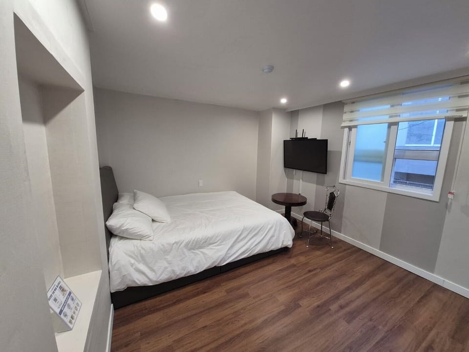 Deluxe Single Room, 1 Queen Bed | Free WiFi, bed sheets