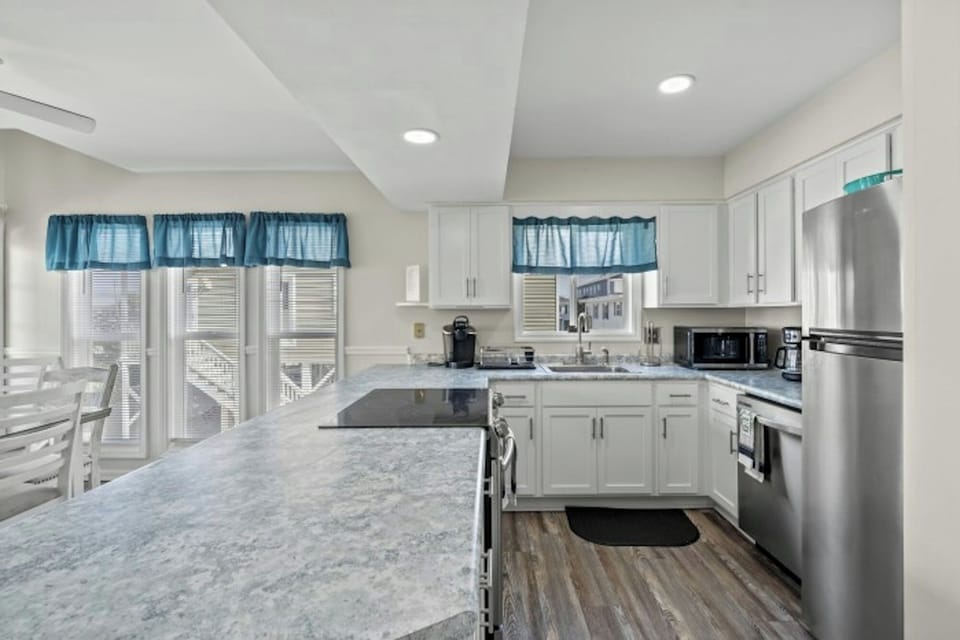 Fully equipped kitchen & plenty of counter space to help make meal prep a snap.