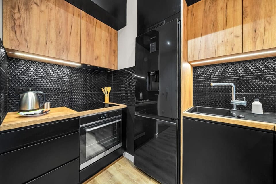 Kicthen with Oven | Book Now with RENTUJEMY.COM
