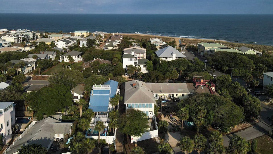 This photo shows we are less than 2 blocks to the public pier 