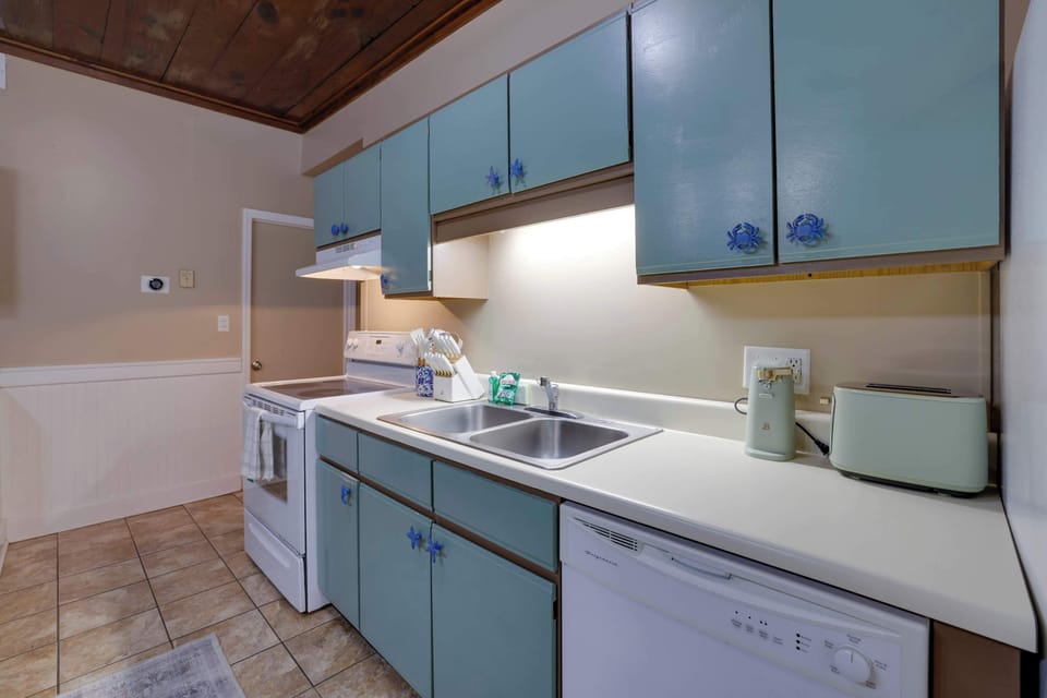 Fully stocked Kitchen with new dishwasher and regenerator 