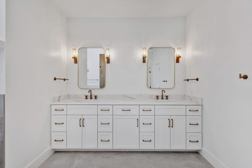 Bedroom 1: Primary King bed, en-suite bathroom with double vanity, soaking tub, shower, work station, access to deck, Smart TV