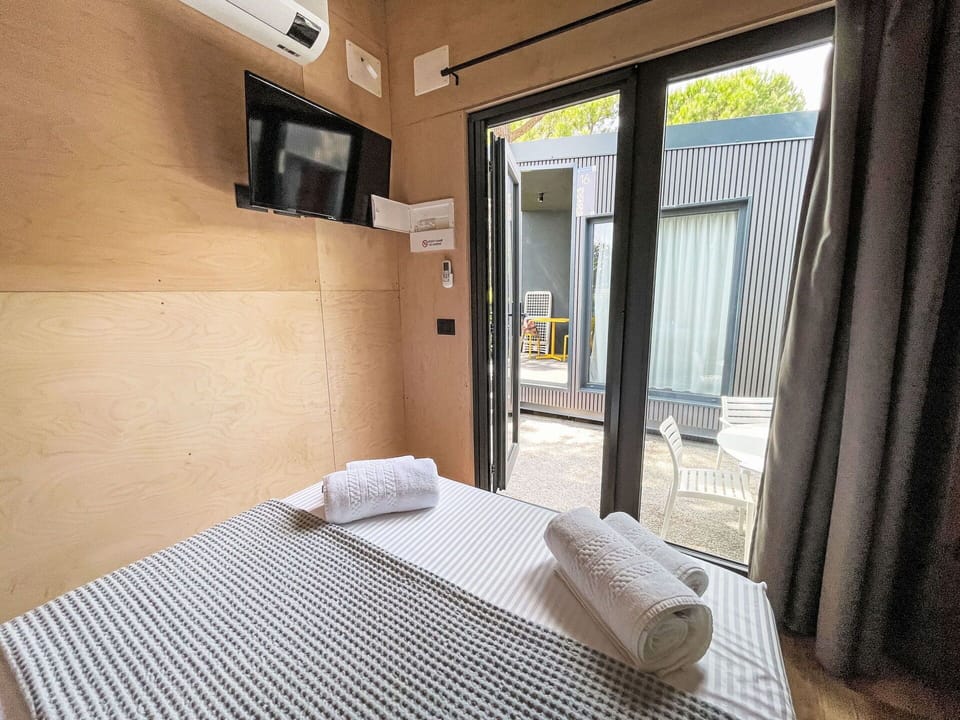 Bedroom, Bed, Bedding, Bed Sheet, Bed Frame, Mattress, Pillow, Hotel
