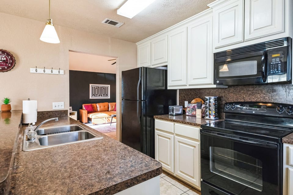 Start your day right in our fully stocked kitchen! Equipped with a coffee maker, blender, and waffle maker, it’s perfect for brewing, blending, or whipping up breakfast like a pro!