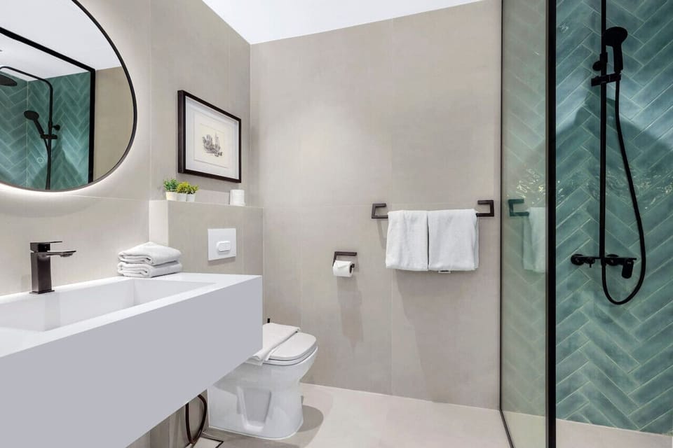 Plush Bathroom Retreat: Sleek design meets elegant accents for a refreshing oasis.