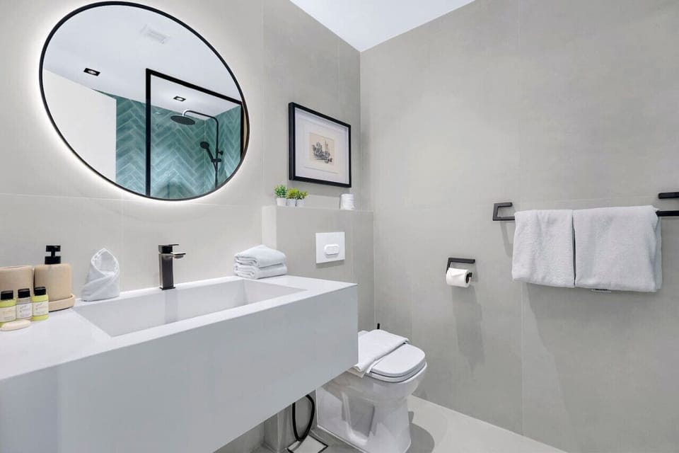 Luxurious Bathroom: Elegant design with modern fixtures and soothing ambiance awaits your retreat!