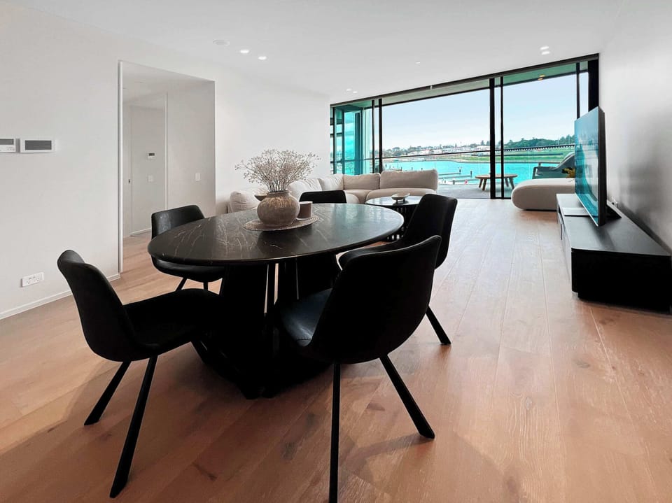 5 Seater Dining Table 