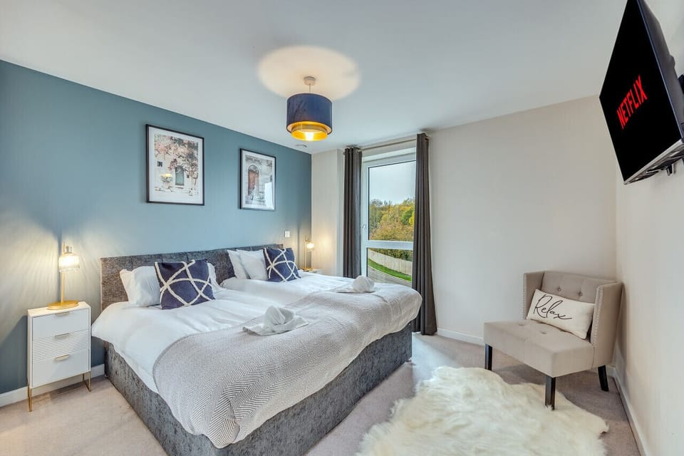 The master bedroom has a 40'' smart TV with Netflix subscription provided