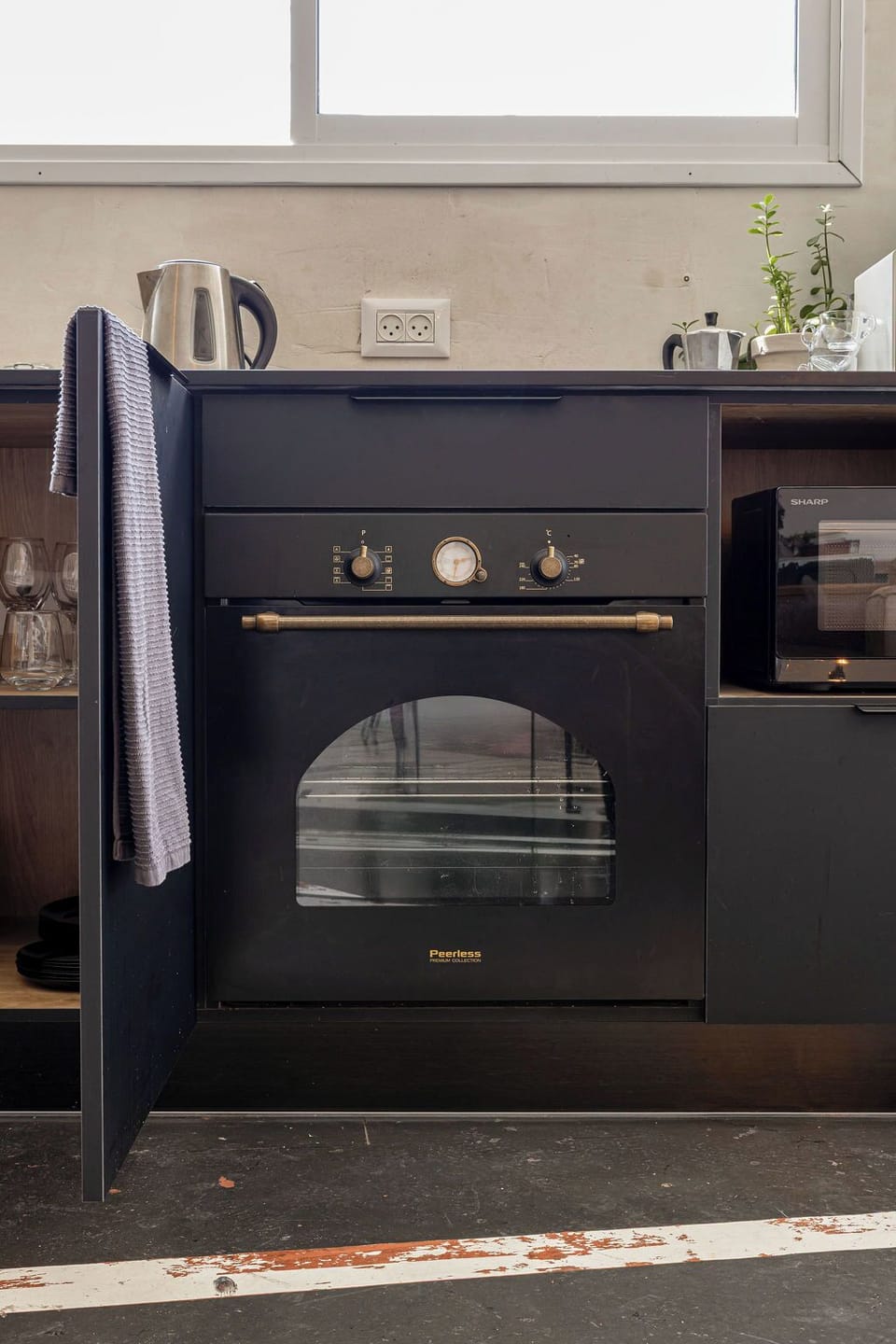 Premium Studio Suite, Balcony, City View | Private kitchen | Fridge, microwave, oven, stovetop