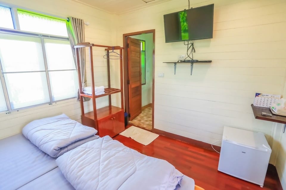 Standard Twin Room | Desk, bed sheets